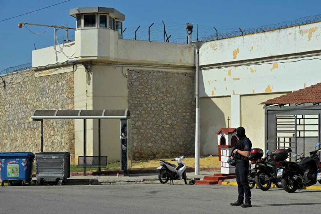 Αποσυμφόρηση φυλακών με… βραχιολάκι