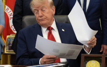 «Μπλακ άουτ» στον Τραμπ από τα αμερικανικά ΜΜΕ: Του έκλεισαν τα μικρόφωνα – Δείτε το βίντεο χωρίς… ήχο