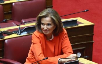 Νέα παρέμβαση Ντόρας: Υπάρχουν υπουργοί που έχουν κουράσει και πρέπει να «ξεκαβαλικέψουν»