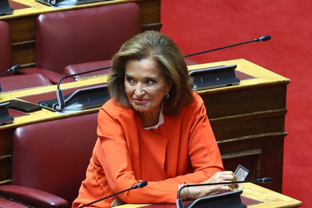 Νέα παρέμβαση Ντόρας: Υπάρχουν υπουργοί που έχουν κουράσει και πρέπει να «ξεκαβαλικέψουν»