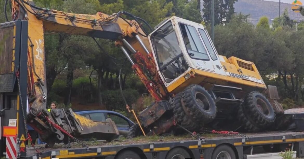 Κλειστή η Βουλιαγμένης στο Ελληνικό – Φορτηγό που μετέφερε σκαπτικό μηχάνημα χτύπησε σε γέφυρα