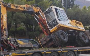 Κλειστή η Βουλιαγμένης στο Ελληνικό – Φορτηγό που μετέφερε σκαπτικό μηχάνημα χτύπησε σε γέφυρα
