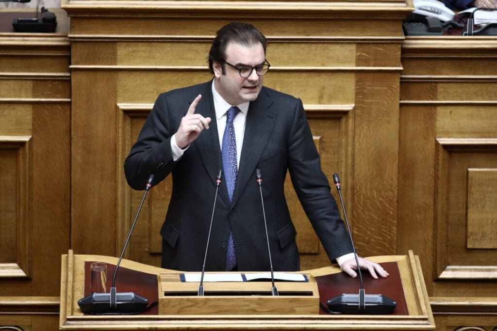 Ο Πιερρακάκης απάντησε στο «πλαφόν τώρα» του Τσίπρα: «Καλά» τα λες αλλά λείπει η αριθμητική…