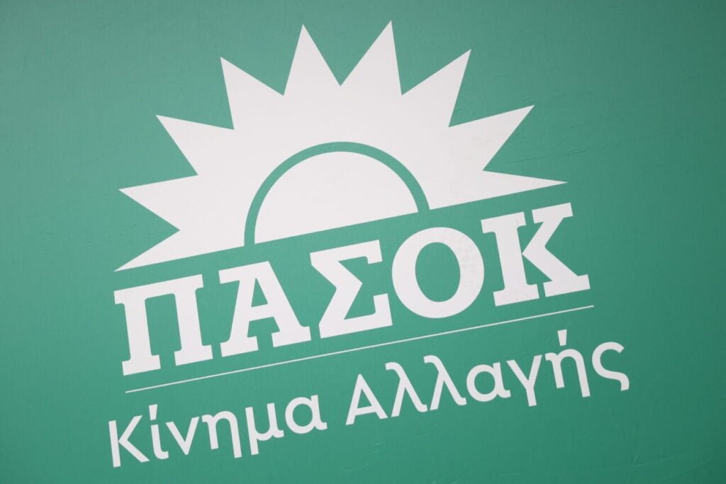 ΠΑΣΟΚ: Μετά το «Μητσοτάκης ή χάος», ήρθε και το «Τσίπρας ή χάος» με περισσή αλαζονεία και αυτοθαυμασμό