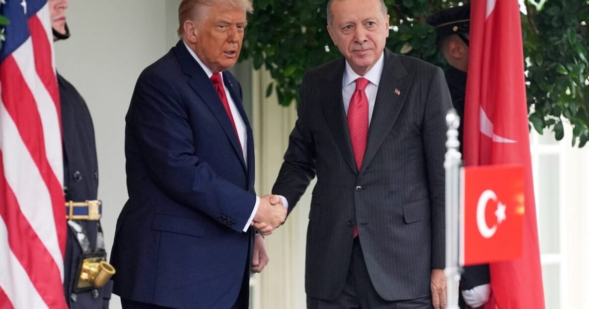 Ούτε κουβέντα από Τραμπ για τα «τουρκικά F35» παρά τις φιλοφρονήσεις για Ερντογάν – Γιατί δεν είχαν διμερή συνάντηση
