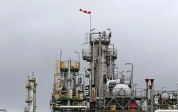 Το Brent πάνω από τα 102 δολάρια, στα 74 ευρώ το φυσικό αέριο εν μέσω αβεβαιότητας για την έκβαση των διαπραγματεύσεων ΗΠΑ – Ιράν