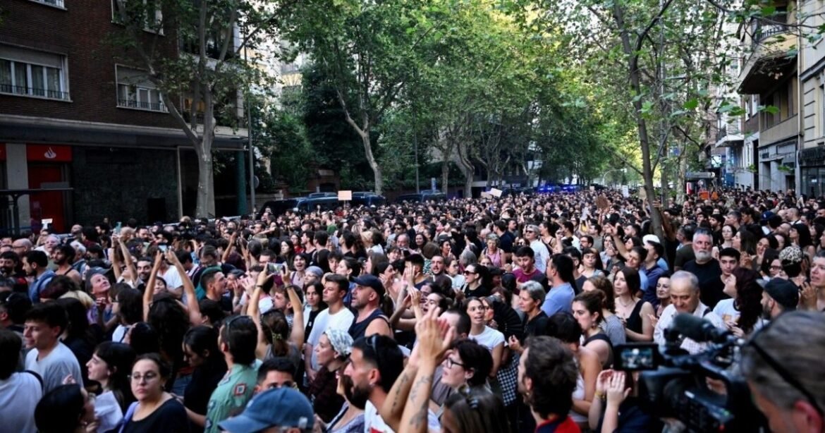 Η έξωση της 87χρονης Μαρικάρμεν ξεσηκώνει την Ισπανία – Χιλιάδες διαδηλωτές στους δρόμους (Βίντεο)