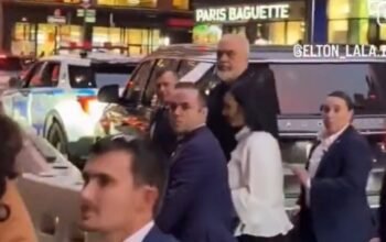 Νέα Υόρκη: Αλβανοί διαδηλωτές πέταξαν αυγά στον Έντι Ράμα – «Είστε υστερικές κότες» τους απάντησε (Βιντεο)