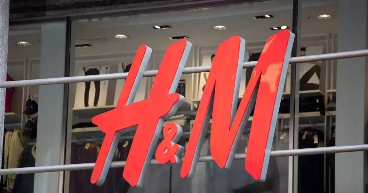 H&M: Επί 12 χρόνια τα μεταχειρισμένα ρούχα συνεχίζουν να «γράφουν» ζημιές