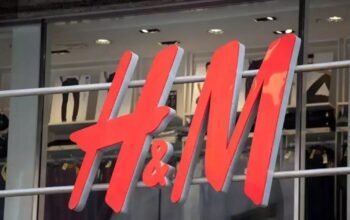 H&M: Επί 12 χρόνια τα μεταχειρισμένα ρούχα συνεχίζουν να «γράφουν» ζημιές