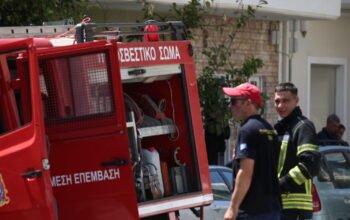 Φωτιά σε εγκαταλελειμμένο κτίριο, στο κέντρο της Αθήνας – Διακοπή κυκλοφορίας στην Θεμιστοκλέους