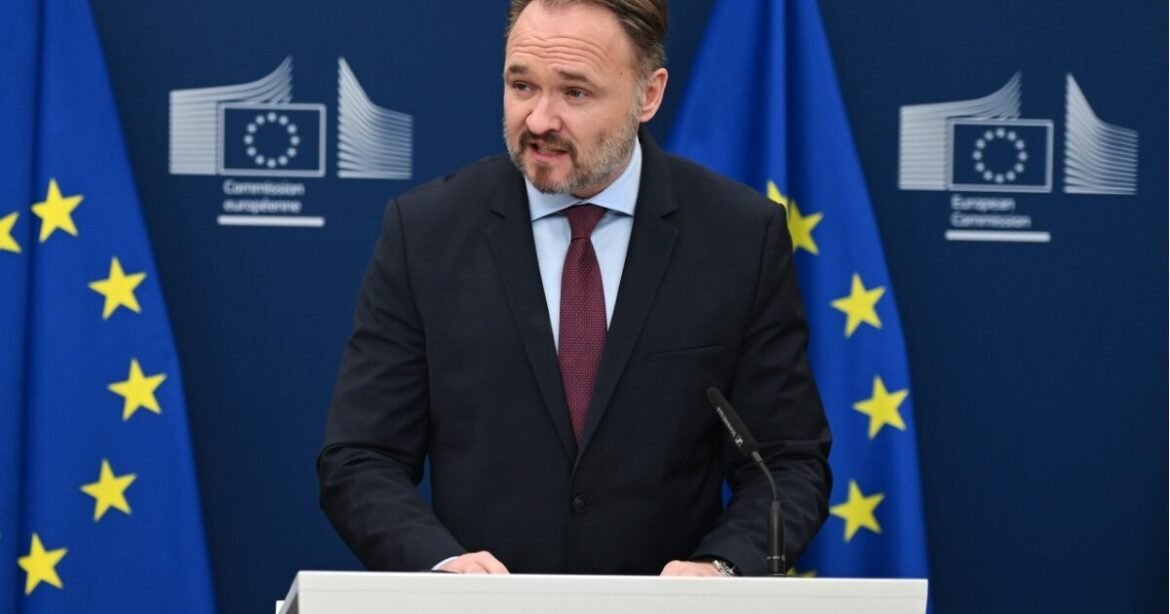 Κλείστε τα φώτα, μειώστε τη θερμοκρασία στα δημόσια κτήρια: Μέτρα – σοκ προτείνει ο Επίτροπος Ενέργειας της ΕΕ
