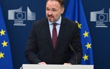 Κλείστε τα φώτα, μειώστε τη θερμοκρασία στα δημόσια κτήρια: Μέτρα – σοκ προτείνει ο Επίτροπος Ενέργειας της ΕΕ