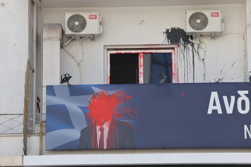 ΝΔ για επιθέσεις στα γραφεία Λοβέρδου, Παπαθανάση: Ματαιοπονούν οι θρασύδειλοι τραμπούκοι