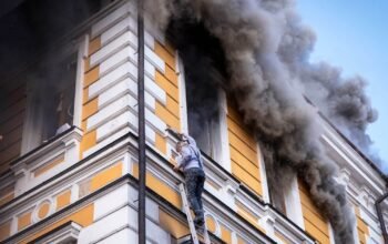 Ρωσικά drones χτύπησαν την Ακαδημία Επιστημών στο Κίεβο – Στις φλόγες το κτίριο, άνθρωποι κρέμονται από τα παράθυρα (Βίντεο)