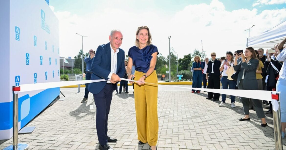 Η ΑΒ εγκαινίασε νέο data center στην Ελευσίνα – Ικανοποίηση Λαβίδα για τον τζίρο 2 δισ. ευρώ του 2025, με αύξηση 3,5%
