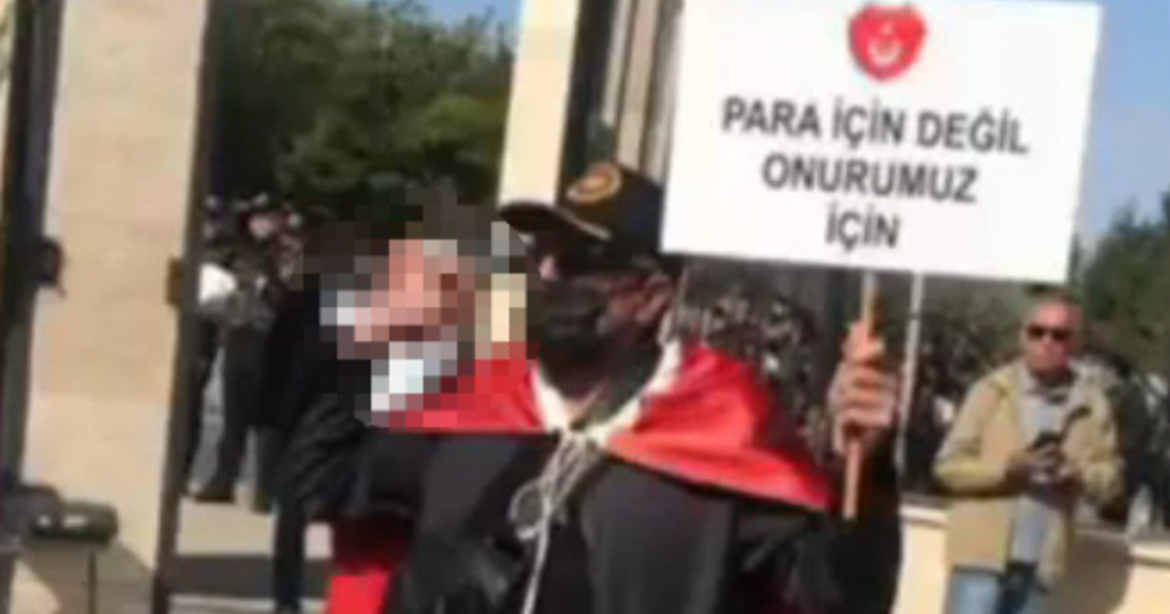 Σοκαριστικό βίντεο με την αυτοκτονία απόστρατου αστυνομικού στην Τουρκία – Σε διαδήλωση για τις χαμηλές συντάξεις