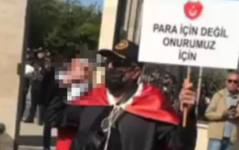 Σοκαριστικό βίντεο με την αυτοκτονία απόστρατου αστυνομικού στην Τουρκία – Σε διαδήλωση για τις χαμηλές συντάξεις