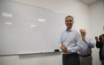 «Τώρα, ανεβαίνω!» Στο ολοκαίνουργιο Γυμνάσιο Ασπροπύργου ο Μητσοτάκης – ο διάλογος με τους μαθητές