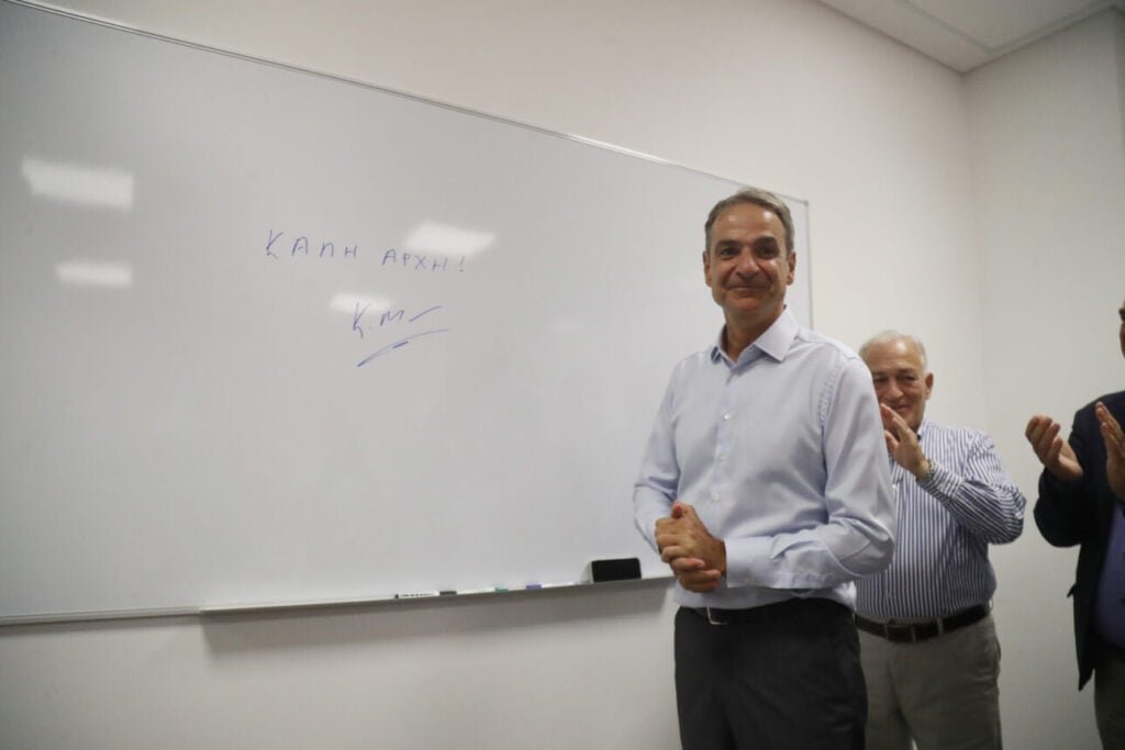 «Τώρα, ανεβαίνω!» Στο ολοκαίνουργιο Γυμνάσιο Ασπροπύργου ο Μητσοτάκης – ο διάλογος με τους μαθητές