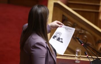 «Μην τον ξαναπιάσεις στο στόμα σου!»: Μετωπική Θεοδωρικάκου-Κωνσταντοπούλου για τον γιο του υπουργού