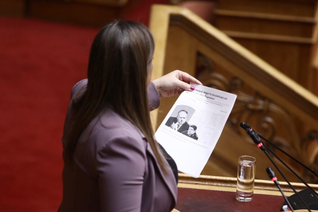 «Μην τον ξαναπιάσεις στο στόμα σου!»: Μετωπική Θεοδωρικάκου-Κωνσταντοπούλου για τον γιο του υπουργού