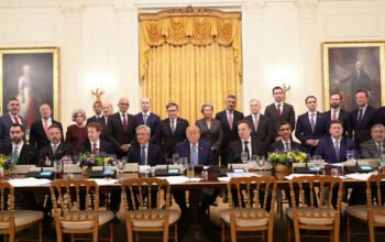 Το «τραπέζι του τρισεκατομμυρίου» του Τραμπ: Μασκ, Ζούκερμπεργκ, Μπέζος και οι ισχυροί της AI στον Λευκό Οίκο
