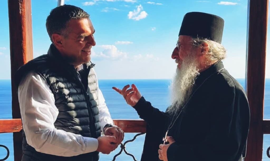 Το rebranding ενός άθεου: ο Τσίπρας πήγε και στο Αγιον Ορος