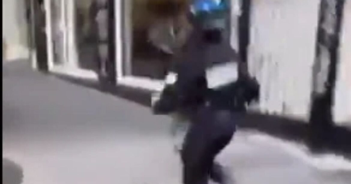 Χάος στις μαθητικές κινητοποιήσεις στη Γαλλία: Νεαροί καταδίωξαν και ξυλοκόπησαν γυναίκα αστυνομικό