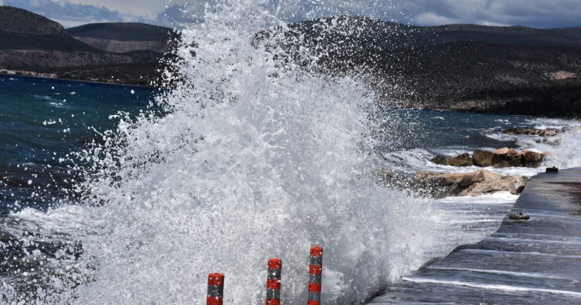 Απαγορευτικό απόπλου στα λιμάνια λόγω των θυελλωδών ανέμων – Τι ισχύει σε Πειραιά, Ραφήνα και Λαύριο
