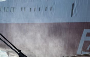 Απαγορευτικό απόπλου στο λιμάνι του Πειραιά – Δεμένα παραμένουν τα πλοία σε Ραφήνα και Λαύριο