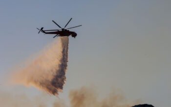 Φωτιά στην Καστοριά στην περιοχή Γιαννοχώρι: Σηκώθηκε ένα ελικόπτερο