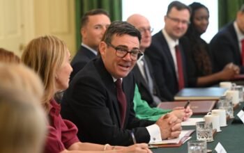 Βρετανία: Ο Μπέρναμ κόβει το «Εξοικονομώ» για να αυξήσει τις αμυντικές δαπάνες