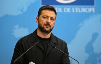 Ζελένσκι: «Θα χτυπήσουμε πρώτα τα διυλιστήρια, χάνουμε χρόνο με τον Πούτιν»