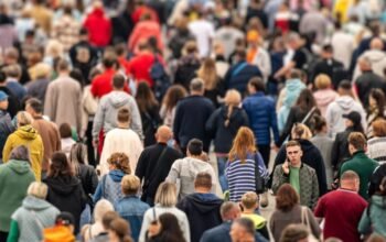 «Κόφτης» τα εισοδηματικά κριτήρια: 420.000 λιγότεροι δικαιούχοι σε 3 βασικές παροχές του ΟΠΕΚΑ σε 6 χρόνια – Παραδείγματα