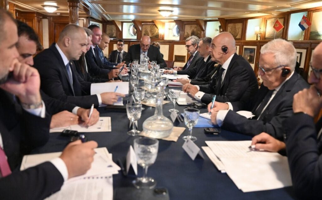 Δένδιας: Η ελληνική «Ασπίδα του Αχιλλέα» πρότυπο για την ευρωπαϊκή άμυνα