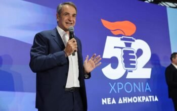 Μητσοτάκης: «Κρατάμε γερά το σκάφος της πατρίδας»