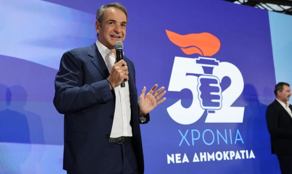 Μητσοτάκης: «Κρατάμε γερά το σκάφος της πατρίδας»