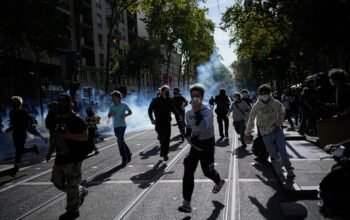 Γαλλία: Η μαθητική εξέγερση μεγαλώνει και πιέζει τον Μακρόν – Φόβοι για κοινωνική έκρηξη τις επόμενες εβδομάδες