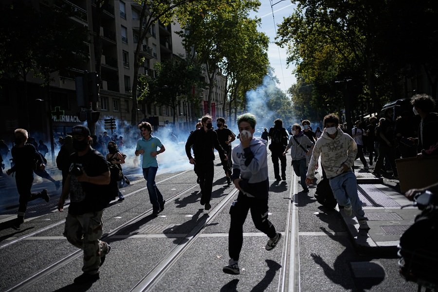 Γαλλία: Η μαθητική εξέγερση μεγαλώνει και πιέζει τον Μακρόν – Φόβοι για κοινωνική έκρηξη τις επόμενες εβδομάδες