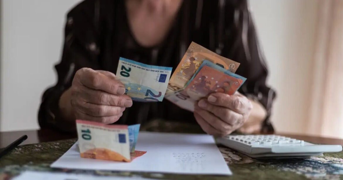 Συντάξεις: Η αύξηση 2,8% «ψαλιδίζεται» από την Εφορία – Τι θα πάρουν «στο χέρι» οι συνταξιούχοι με παραδείγματα