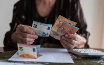 Συντάξεις: Η αύξηση 2,8% «ψαλιδίζεται» από την Εφορία – Τι θα πάρουν «στο χέρι» οι συνταξιούχοι με παραδείγματα