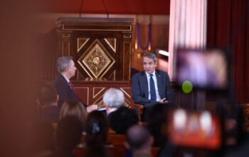 «Καρφιά» Μητσοτάκη για Δούκα, Σάντσεθ: «Οι σοσιαλιστές στην Ισπανία απέτυχαν» – μοντέλο «build-to-rent» για το Στεγαστικό