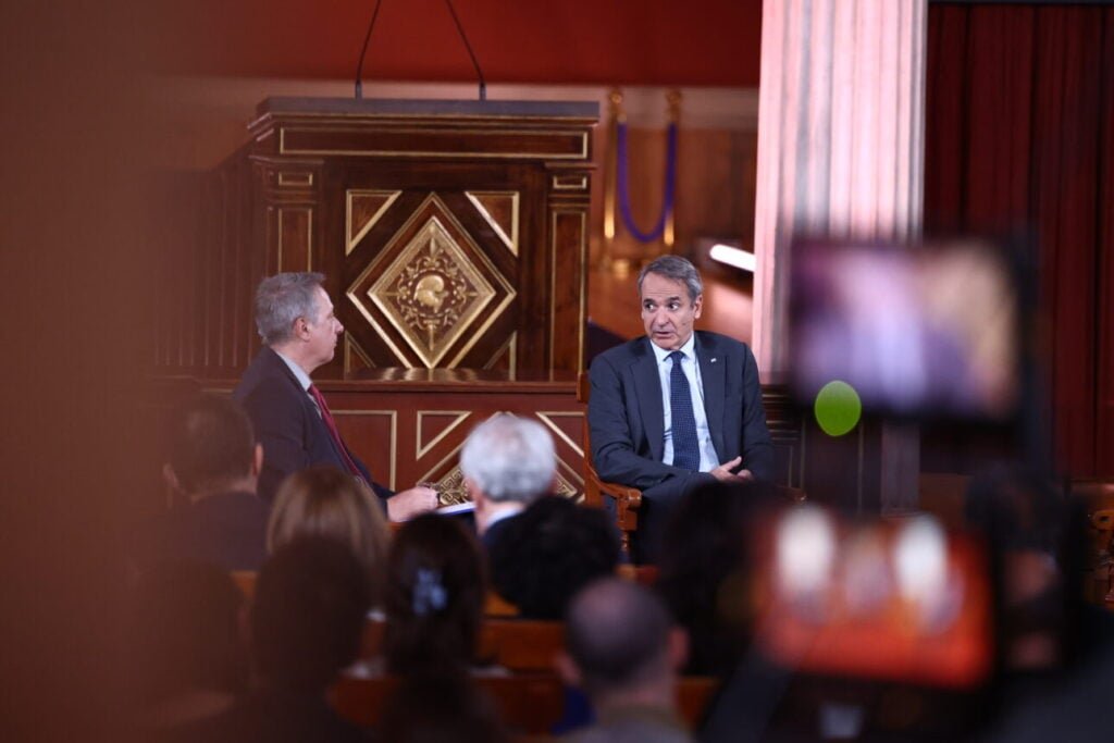 «Καρφιά» Μητσοτάκη για Δούκα, Σάντσεθ: «Οι σοσιαλιστές στην Ισπανία απέτυχαν» – μοντέλο «build-to-rent» για το Στεγαστικό
