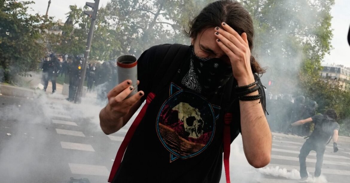 Φλέγεται η Γαλλία: 250.000 στους δρόμους – Συγκρούσεις στο Παρίσι, δακρυγόνα σε Στρασβούργο, Ρεν και Μασσαλία