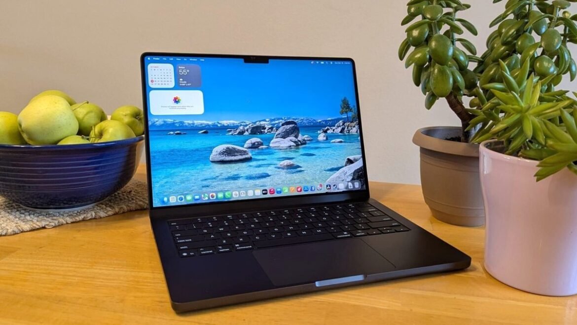 Νέο MacBook Pro: Διαρροή αποκαλύπτει σημαντικά ελαφρύτερο σχεδιασμό, οθόνη αφής OLED και κυκλοφορία τον Νοέμβριο
