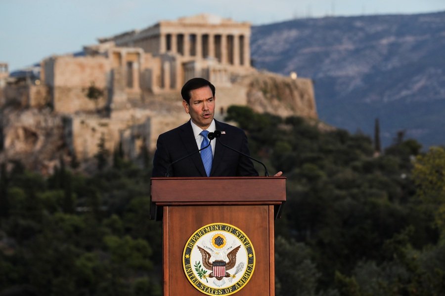 Οι New York Times για το «ιδεολογικό μανιφέστο» του Μάρκο Ρούμπιο από την Πνύκα και τη στήριξη στην Κίμπερλι Γκίλφοϊλ