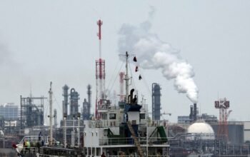 Πετρέλαιο και φυσικό αέριο υποχωρούν μετά τις αναρτήσεις Τραμπ – Πήρε πίσω σχέδιο για επίθεση στο Ιράν πριν τις ενδιάμεσες εκλογές