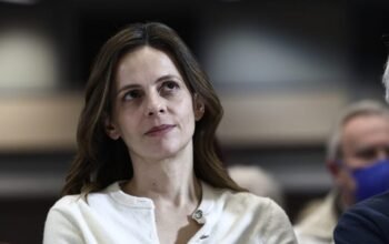 Αχτσιόγλου: Μπροστά στις κάμερες έκανε εγγραφή στην ΕΛ.Α.Σ. του Τσίπρα