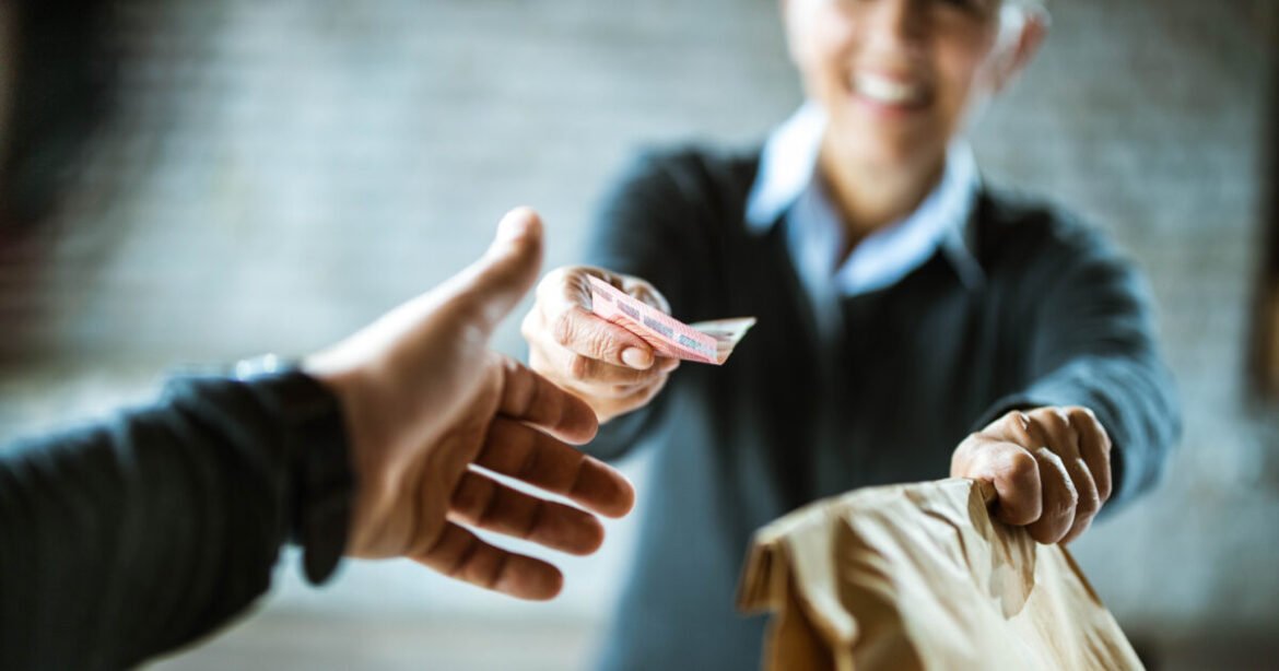 Πληρωμή με μετρητά στα κούριερ: Εξαιρέσεις με βάση το μοντέλο δαπανών αφορολόγητου – Ποιες υπηρεσίες μένουν εκτός